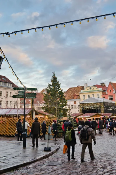 La gente disfruta del mercado de Navidad en Tallin — Foto de Stock