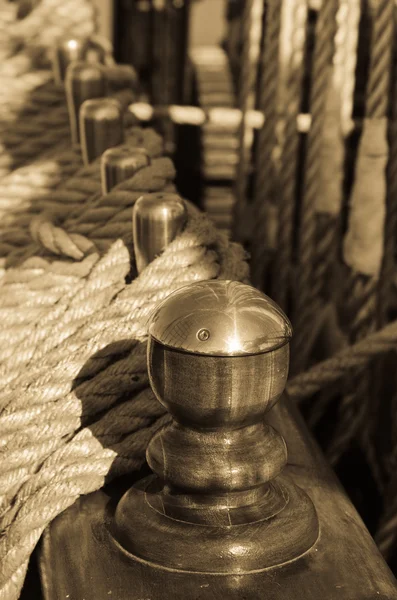 Blocks and rigging at the old sailboat, close-up — Stock Photo, Image