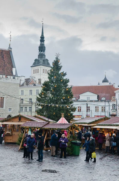 Mensen genieten van kerstmarkt in tallinn — Stockfoto