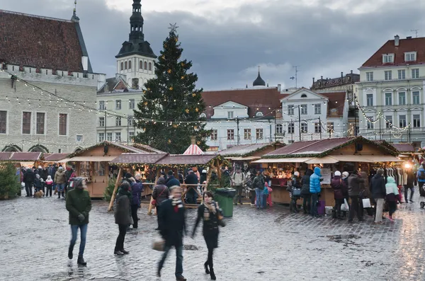 Az emberek élvezik a karácsonyi vásár Tallinnban — Stock Fotó
