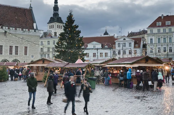 Mensen genieten van kerstmarkt in tallinn — Stockfoto