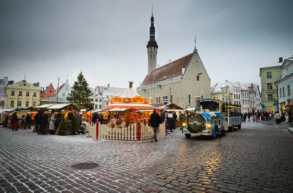 Människor njuta av julmarknaden i tallinn — Stockfoto
