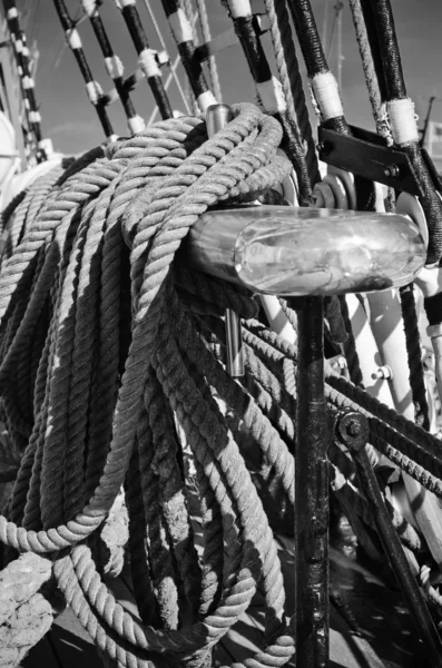 那根绳子在一艘古老的帆船上系在码头上 — 图库照片