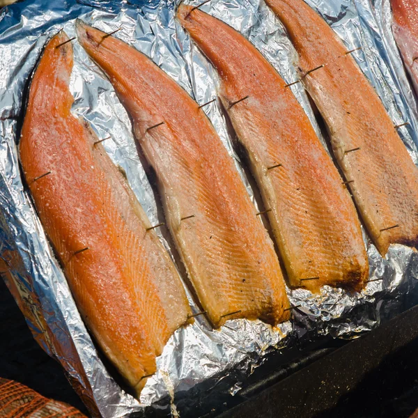 Salmon fillet roasted on coals, close-up — Stock Photo, Image