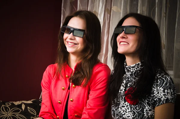 Two beautiful women at home watching a 3D movie — Stock Photo, Image