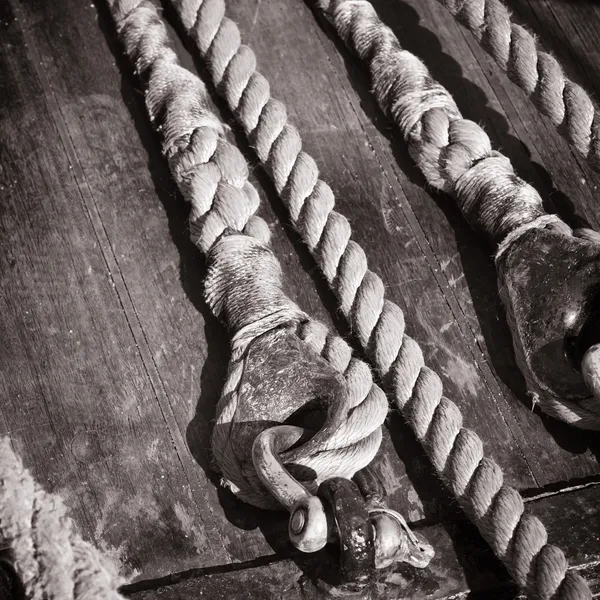 De touwen gevlochten in baaien op een oud zeilschip — Stockfoto