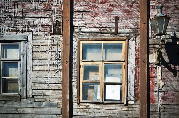 Wall of the old wooden house requiring restoration, close up — Stock Photo, Image