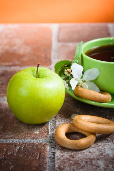 Kopp te med ett äpple — Stockfoto