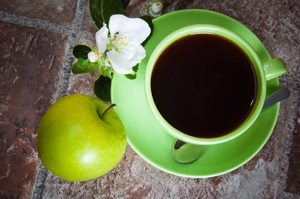 Kopp te med ett äpple — Stockfoto