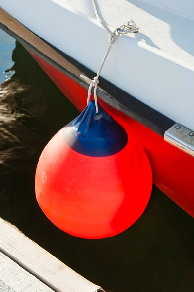 Giro di boa con un occhio monolitico a bordo di yacht ormeggiati — Zdjęcie stockowe