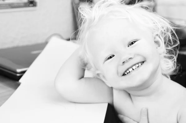 Czarno-biały portret młodego dziecka uśmiechający się — Zdjęcie stockowe