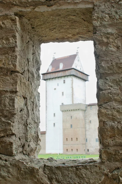 View of the castle through a window in the wall — Stock Photo, Image