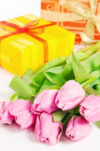 Рожеві тюльпани та подарункова коробка — стокове фото