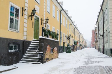 Street Noel öncesi kar günde eski Riga