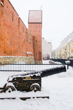 Riga kale duvarında karlı bir kış günü