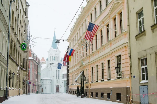 Straße der alten Riga im Schnee einen Tag vor Weihnachten — Stockfoto