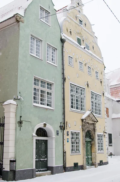 Gatan i gamla riga i snö dag före jul — Stockfoto