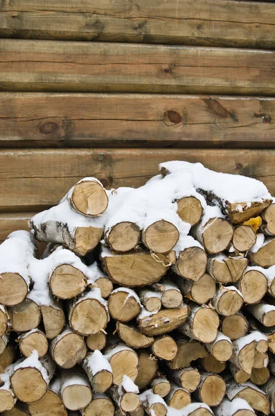 Birken-Feuerholz an einer Hauswand im Winter — Stockfoto