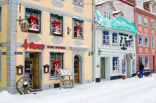 Ulice staré Rigy v sníh den před Vánocemi — Stock fotografie