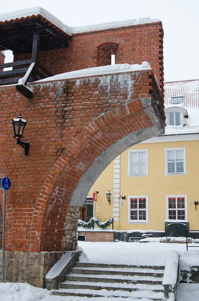 Fästning vägg i riga i snöig vinterdag — Stockfoto