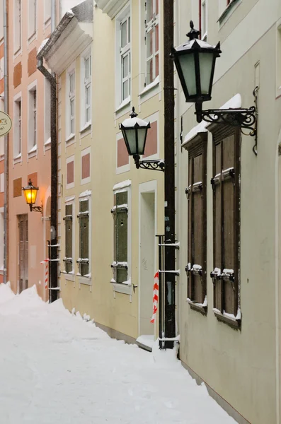 Rue du Vieux Riga dans la neige jour avant Noël — Photo