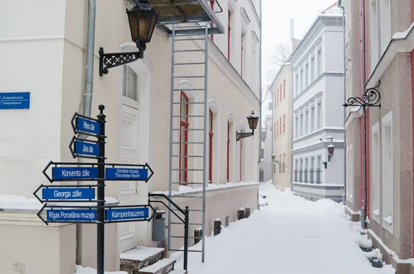 Street of Old Riga in snow day before Christmas — Stock Photo, Image