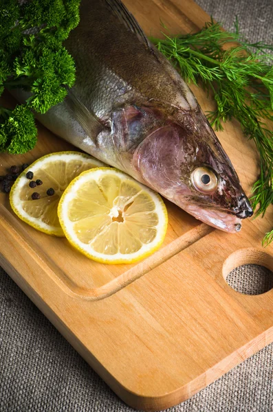 Pike perch on a wooden kitchen board, it is isolated on white — Stock Photo, Image