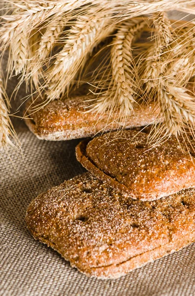Ржаной хлеб и пшеница на мешке из ткани, крупный план — стоковое фото