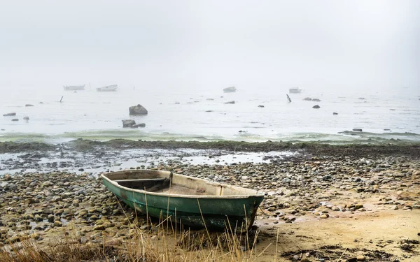 Altes Fischerboot an der nebligen Küste am Morgen — Stockfoto