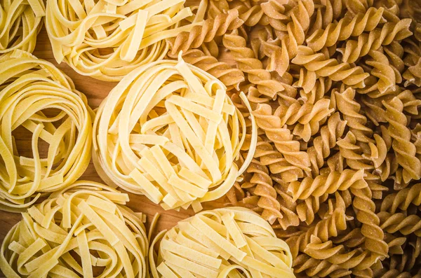 Raw tagliatelle close-up background — Stock Photo, Image