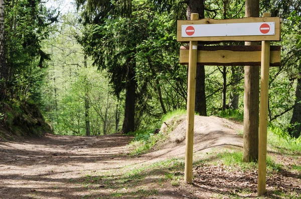 Deska drewniany znak na szlaku przyrody. W — Zdjęcie stockowe