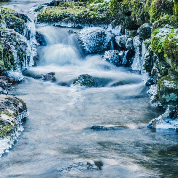 Malý potok s vodopádem zblízka — Stock fotografie