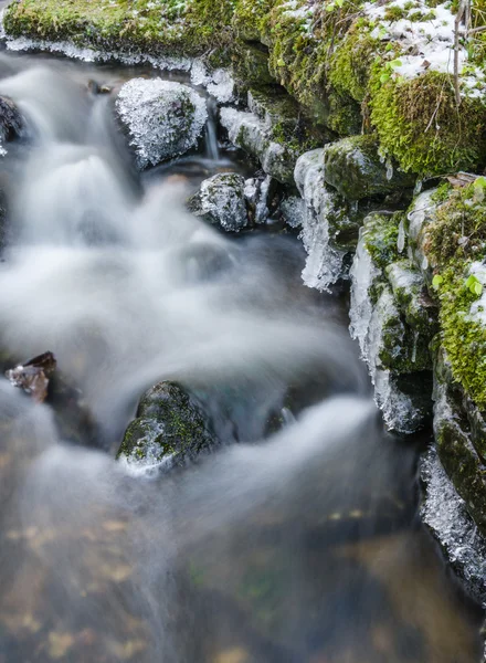 Tok vody na jaře rampouchy a ledem — Stock fotografie