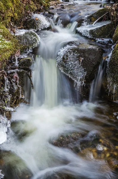 Small waterfall with icicles and ice close up, spring. — Stock Photo, Image