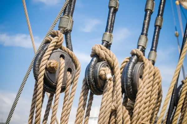 Bloques y tacleadas de un velero —  Fotos de Stock