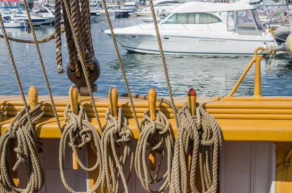 Block och tacklingar av ett segelfartyg — Stockfoto
