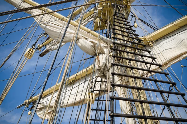 Velas y tacleadas de un velero sobre un fondo del cielo — Foto de Stock