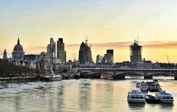 Soluppgång i london city — Stockfoto