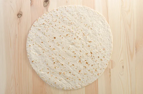 Pane pita su tavola di legno cucina — Foto Stock