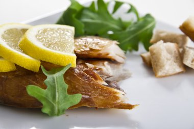 füme balık limon ve salata