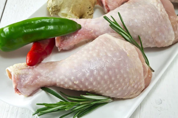 Cosce di pollo fresche — Foto Stock