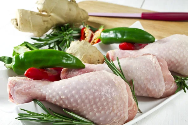 Cosce di pollo fresche — Foto Stock