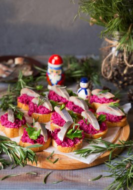 Pancar ve ringa balıklı sandviç. Balıklarla yılbaşı atıştırması. Noel yemeği. Yılbaşı arifesinde iştah açıcı