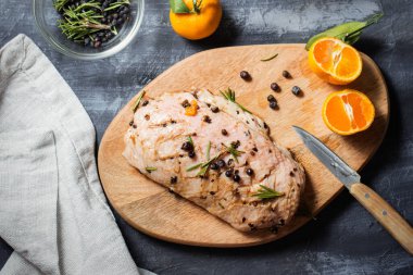 Mandalinalı ve biberiyeli ördek göğsü pişiriyorum. Fırında ördek ve ardıç. Hazırlık. Çiğ et marine edilir.