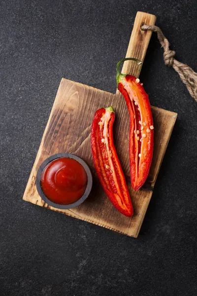 Salsa Picante Ketchup Con Pimienta Pimienta Roja Picante Una Tabla — Foto de Stock