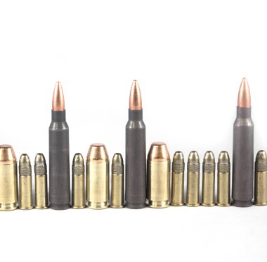 mermi bir çizgi üzerinde beyaz izole