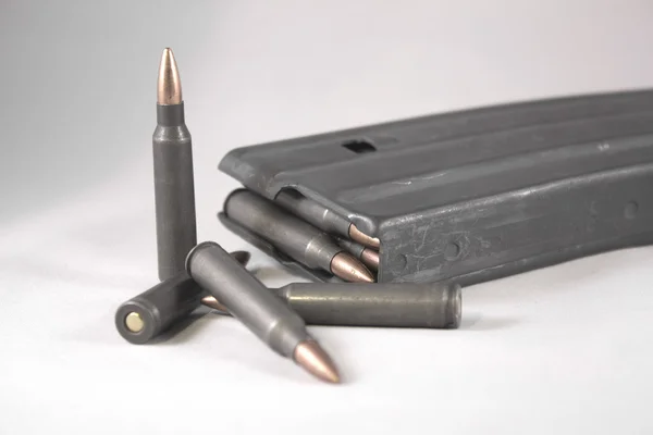 Överfall gevär pistol klipp med 223 ammunition kulor — Stockfoto