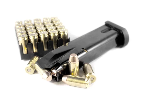 Handfeuerwaffen Clip und Kugeln isoliert auf weiß — Stockfoto