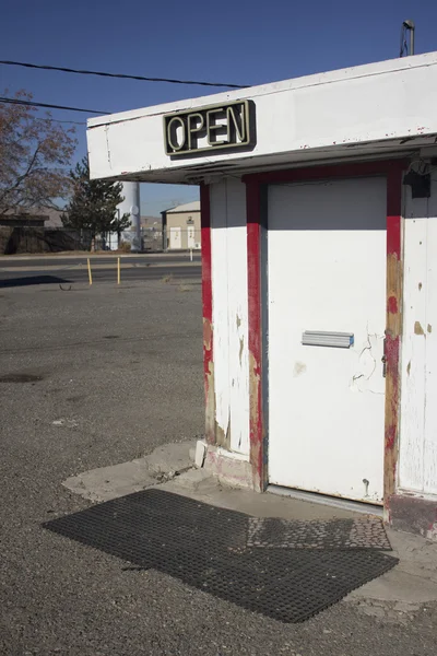 Puerta para un negocio con letrero de neón abierto — Foto de Stock