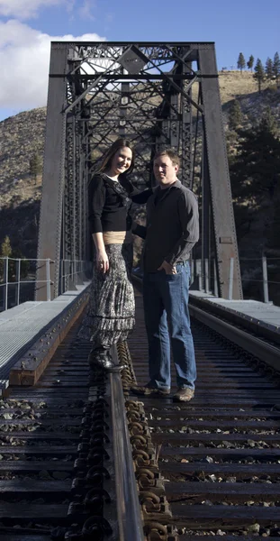 Молодая влюбленная пара на железнодорожных путях — стоковое фото